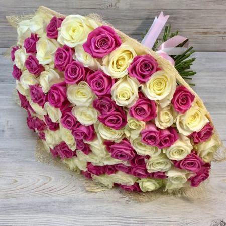 Букет из 101 белой и розовой розы (50 см) "Лимонные чувства"